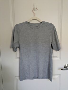 Uniqlo Heather Light Gray Men's Short Sleeve Crew Neck T